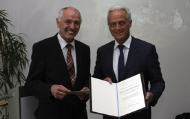 Walter Auer, AGAW, überreicht Preis an Peter Ramsauer, Republik Deutschland.